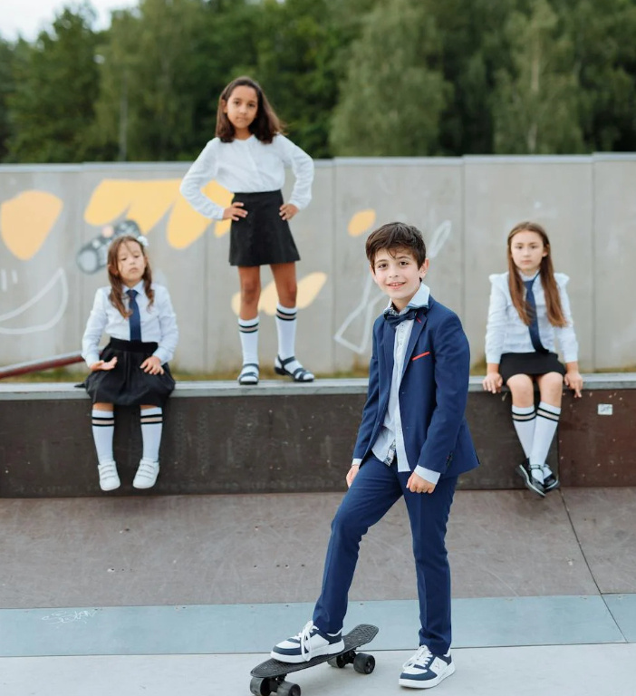 L'Uniforme Scolaire : Plus qu'une Tenue, un Symbole d'Unité et d'Égalité